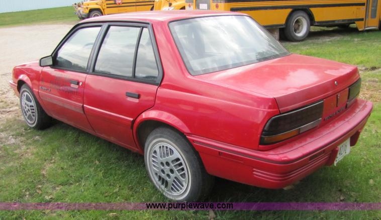 image for item 5320 1993 Pontiac Sunfire LE