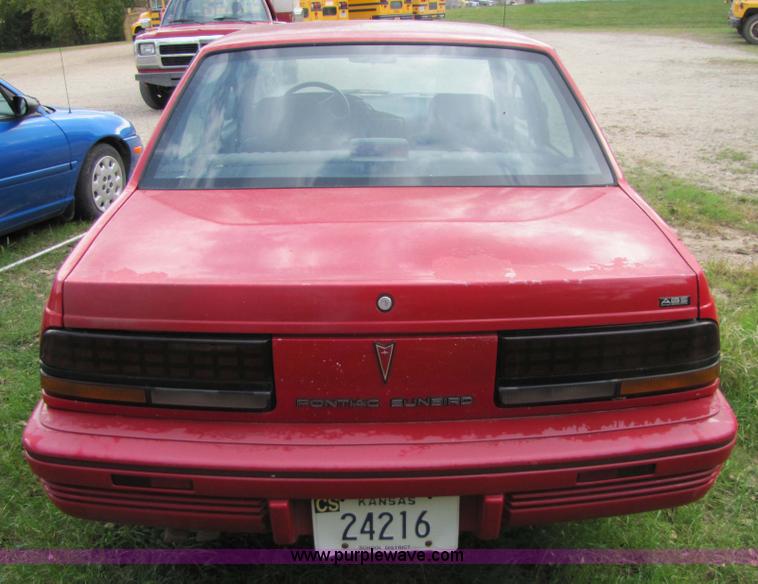 image for item 5320 1993 Pontiac Sunfire LE
