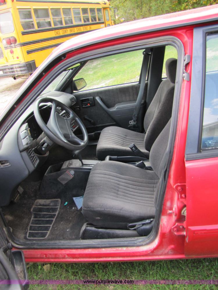 image for item 5320 1993 Pontiac Sunfire LE