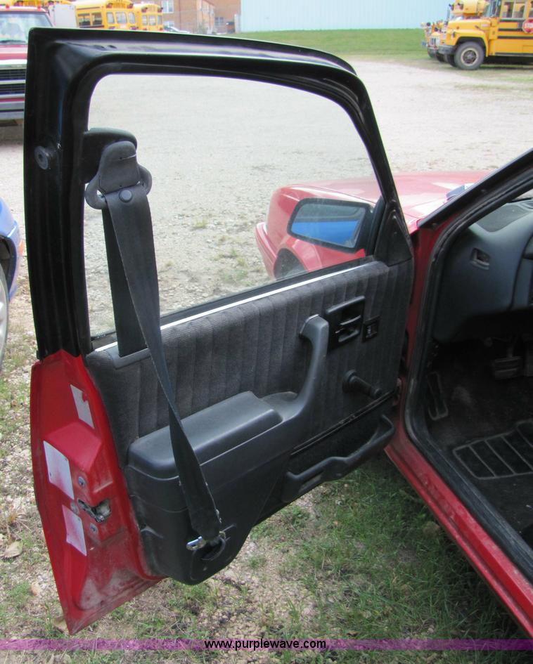 image for item 5320 1993 Pontiac Sunfire LE