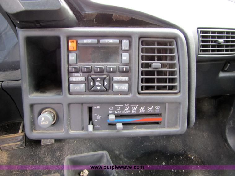 image for item 5320 1993 Pontiac Sunfire LE