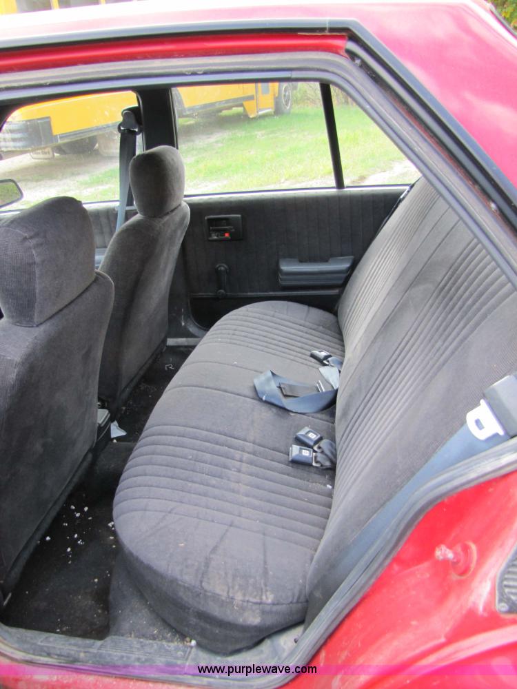 image for item 5320 1993 Pontiac Sunfire LE