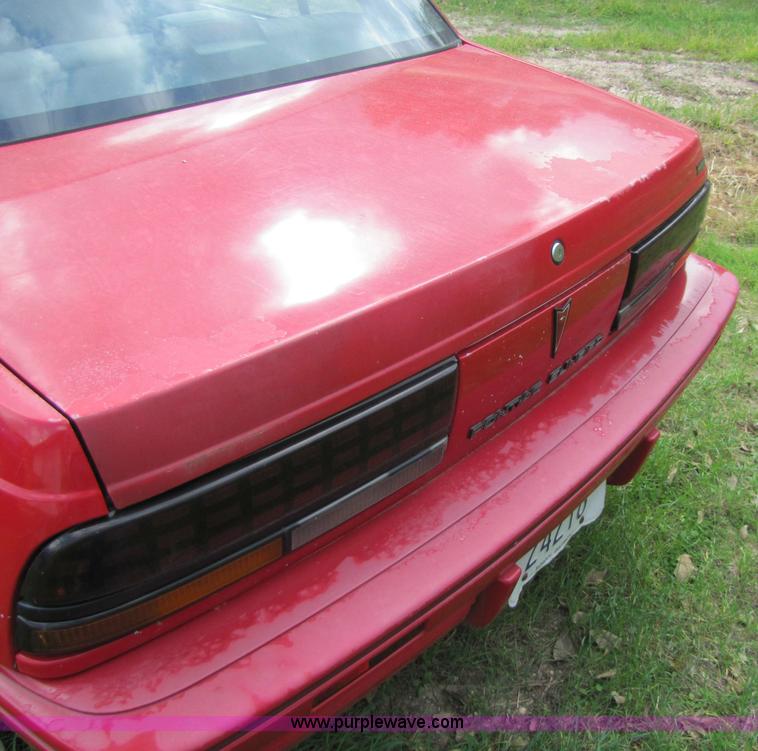 image for item 5320 1993 Pontiac Sunfire LE