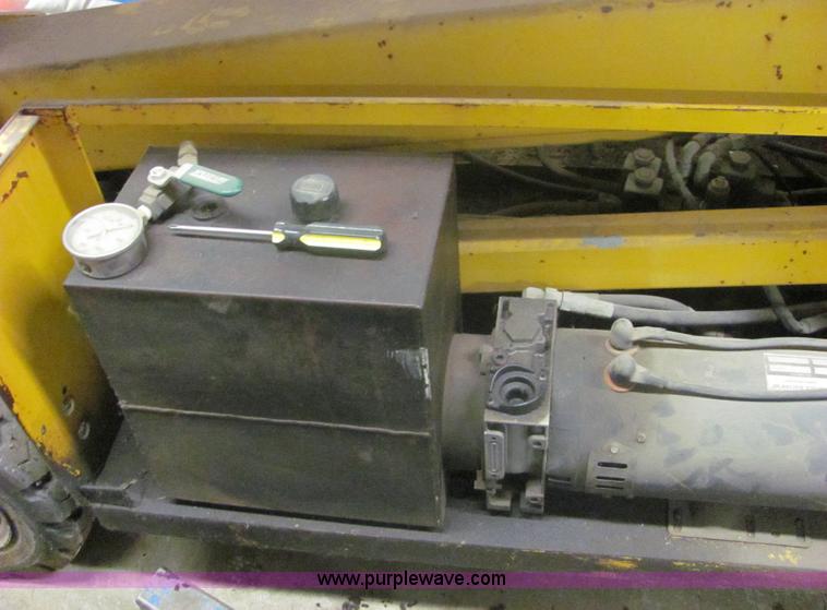 image for item 6358 Condor Chick 2532 scissor lift