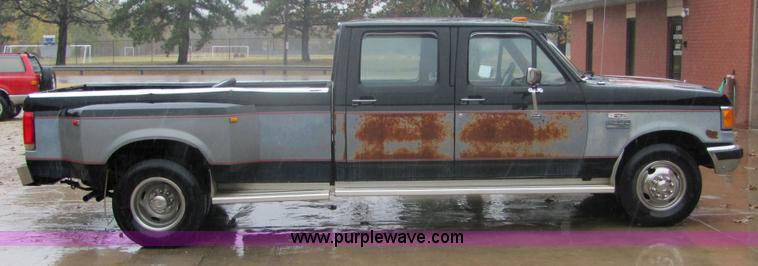image for item 6362 1990 Ford F350 pickup truck