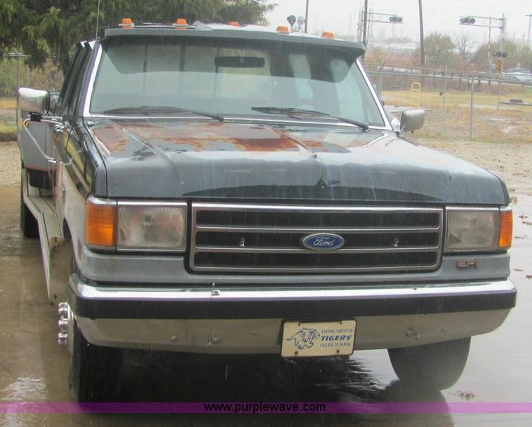 image for item 6362 1990 Ford F350 pickup truck