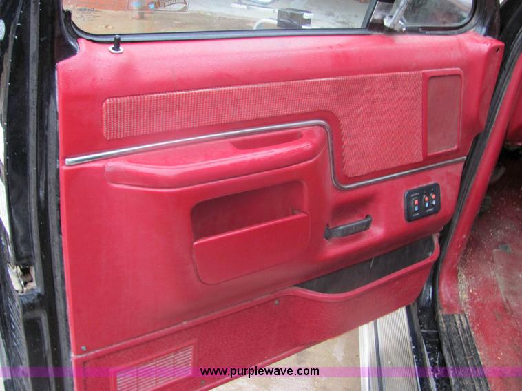 image for item 6362 1990 Ford F350 pickup truck