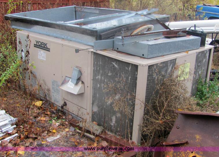 image for item 6367 40' x 60' steel building