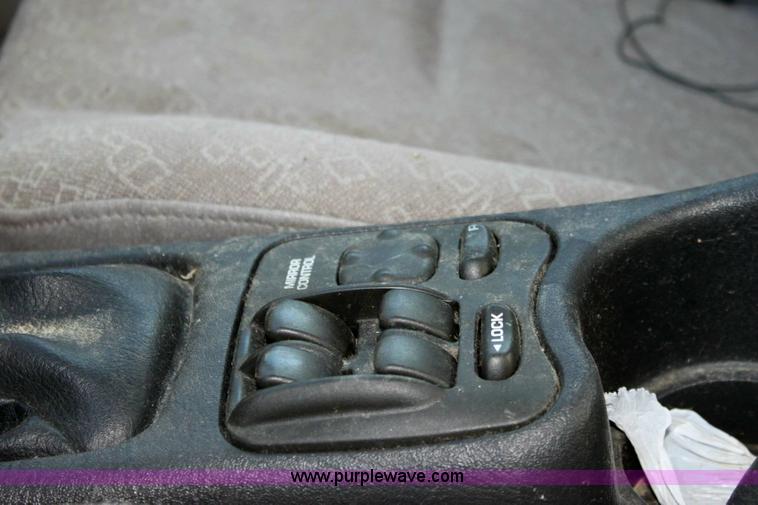 image for item 6377 2002 Saturn SL1