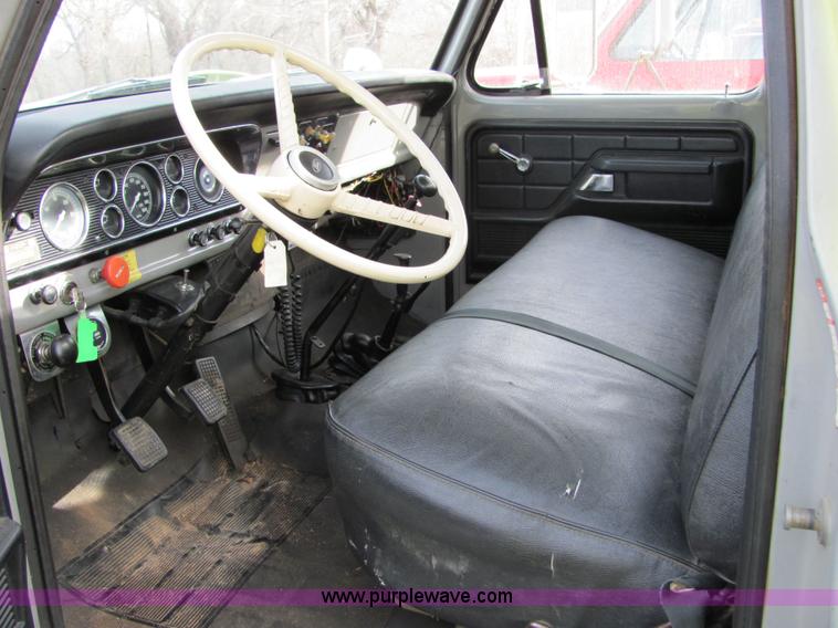 image for item 7055 1973 Ford F750 custom cab fire engine