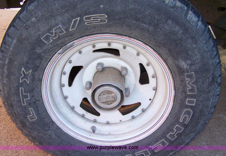 image for item 7400 1987 Ford F150 pickup truck