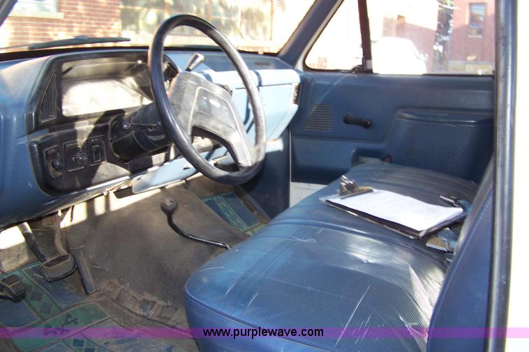 image for item 7400 1987 Ford F150 pickup truck