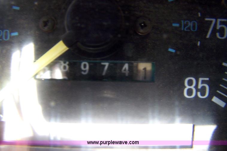 image for item 7400 1987 Ford F150 pickup truck