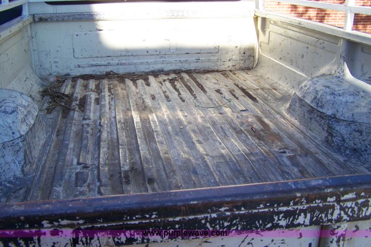 image for item 7400 1987 Ford F150 pickup truck