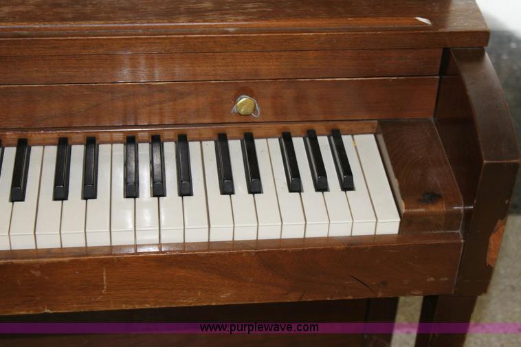 image for item 9105 Baldwin upright piano