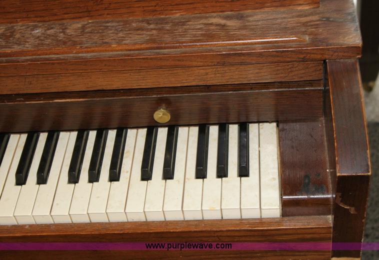 image for item 9106 Baldwin upright piano