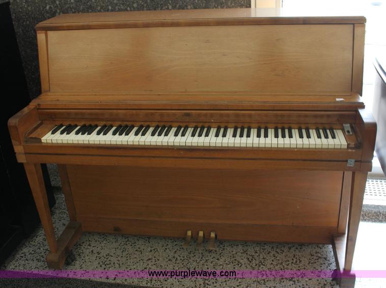 image for item 9108 Whurlitzer upright piano