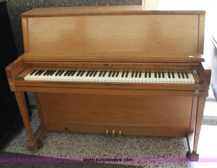 image for item 9108 Whurlitzer upright piano
