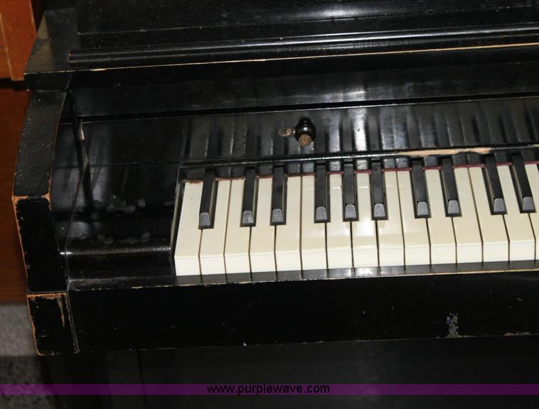 image for item 9111 Hamilton upright piano