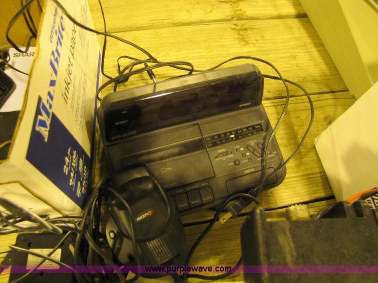 image for item 9319 Large assortment of electronics