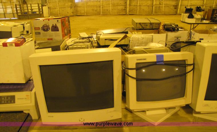 image for item 9319 Large assortment of electronics