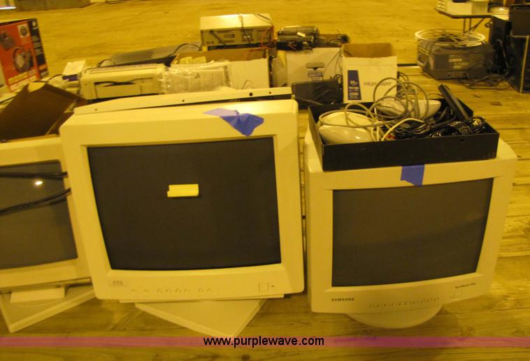 image for item 9319 Large assortment of electronics