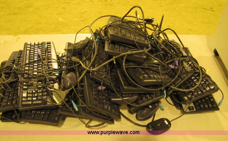 image for item 9326 Dell 16" monitor