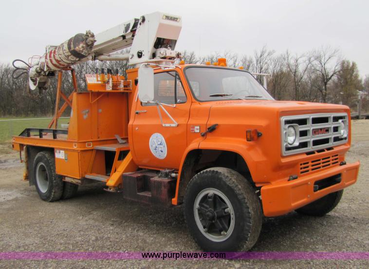 image for item 9330 1988 GMC 700 digger truck