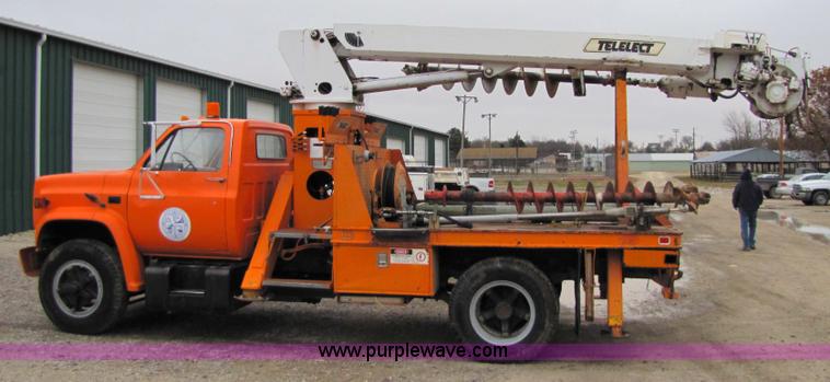 image for item 9330 1988 GMC 700 digger truck