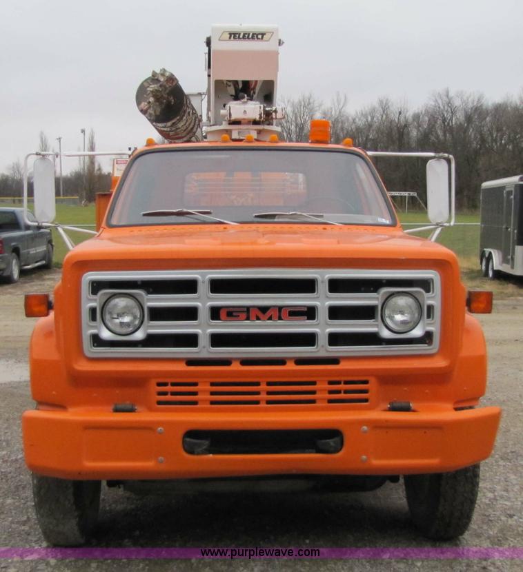 image for item 9330 1988 GMC 700 digger truck