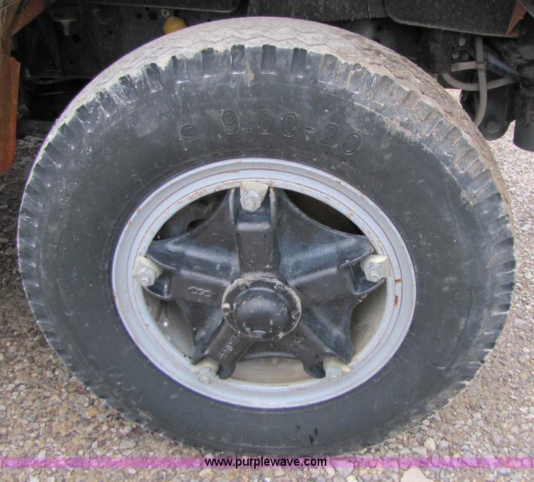 image for item 9330 1988 GMC 700 digger truck