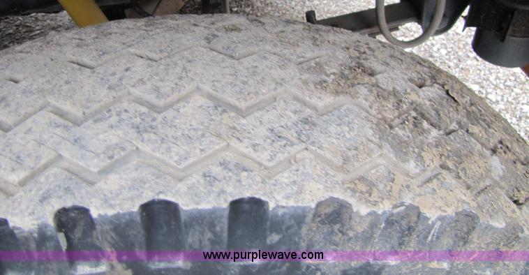 image for item 9330 1988 GMC 700 digger truck