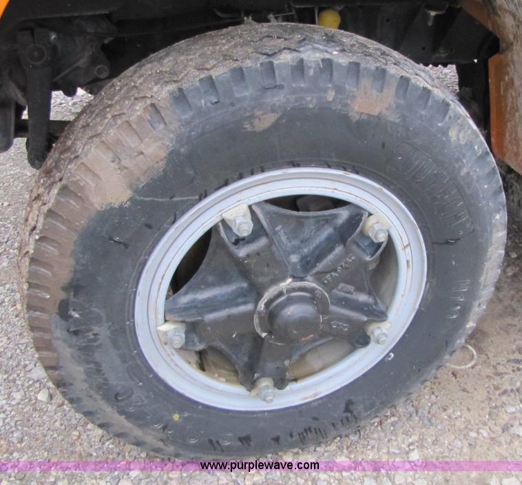 image for item 9330 1988 GMC 700 digger truck