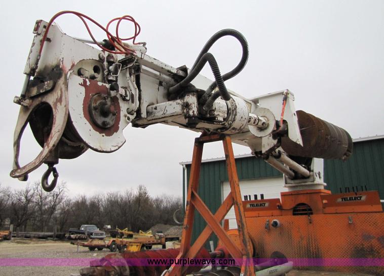 image for item 9330 1988 GMC 700 digger truck