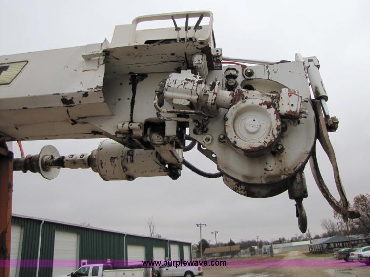 image for item 9330 1988 GMC 700 digger truck