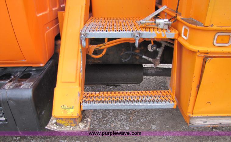 image for item 9330 1988 GMC 700 digger truck