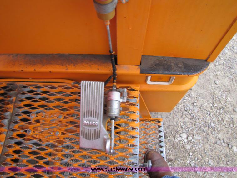 image for item 9330 1988 GMC 700 digger truck