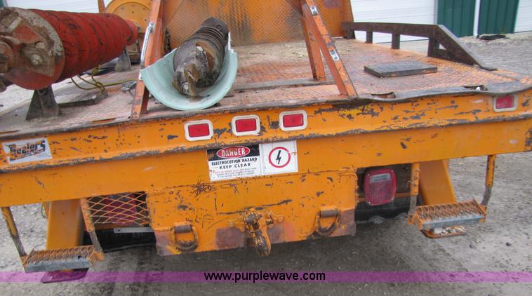 image for item 9330 1988 GMC 700 digger truck