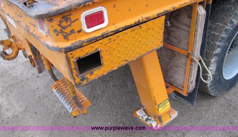 image for item 9330 1988 GMC 700 digger truck