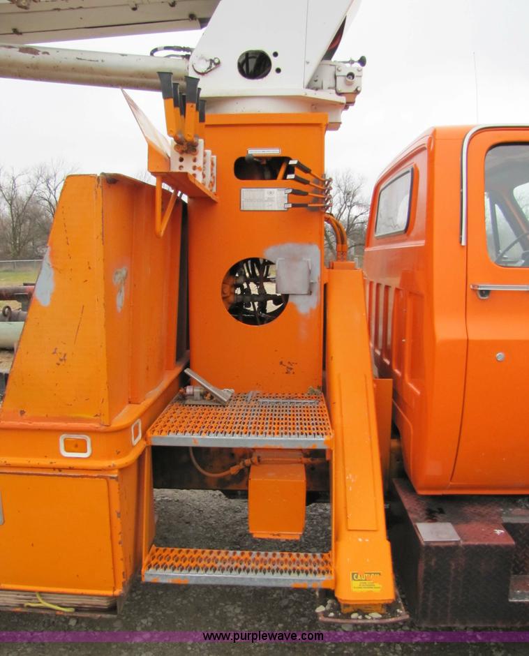 image for item 9330 1988 GMC 700 digger truck