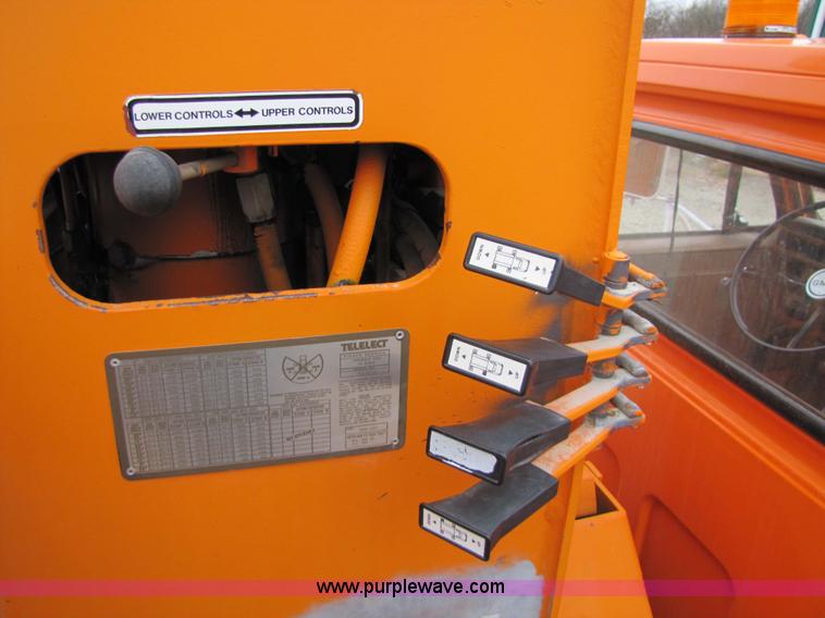 image for item 9330 1988 GMC 700 digger truck