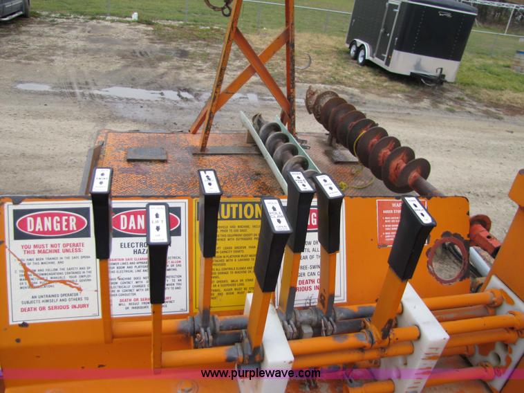 image for item 9330 1988 GMC 700 digger truck