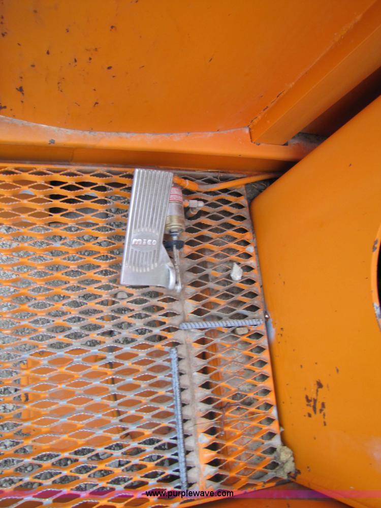 image for item 9330 1988 GMC 700 digger truck