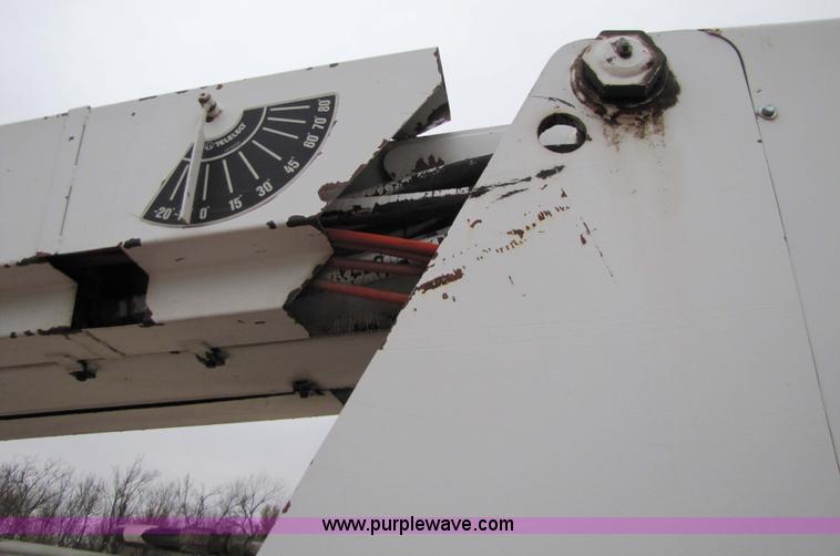 image for item 9330 1988 GMC 700 digger truck