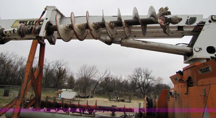 image for item 9330 1988 GMC 700 digger truck