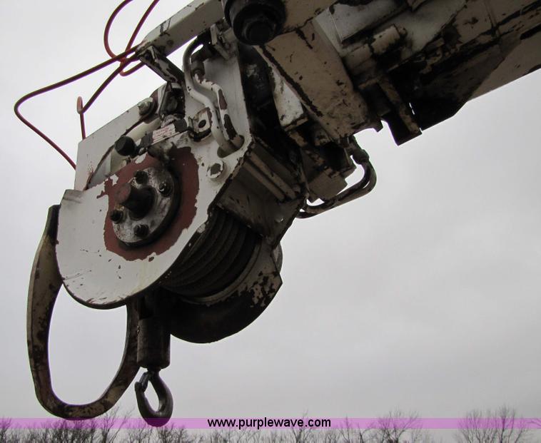 image for item 9330 1988 GMC 700 digger truck