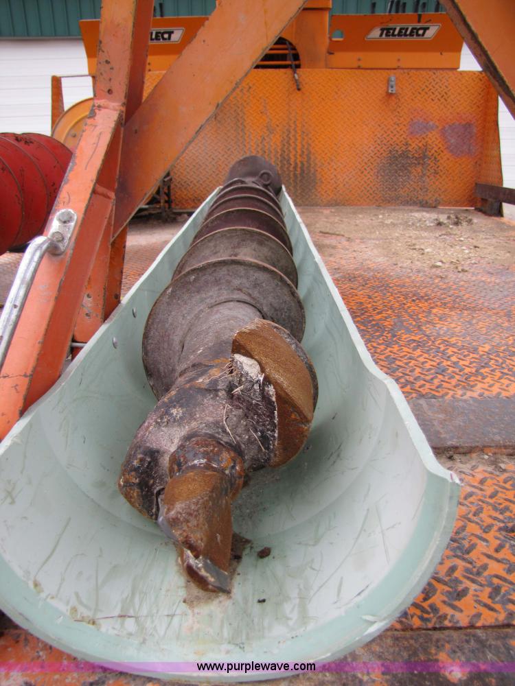 image for item 9330 1988 GMC 700 digger truck