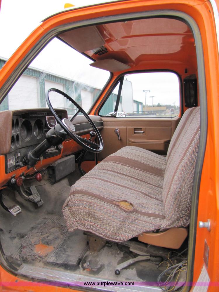 image for item 9330 1988 GMC 700 digger truck