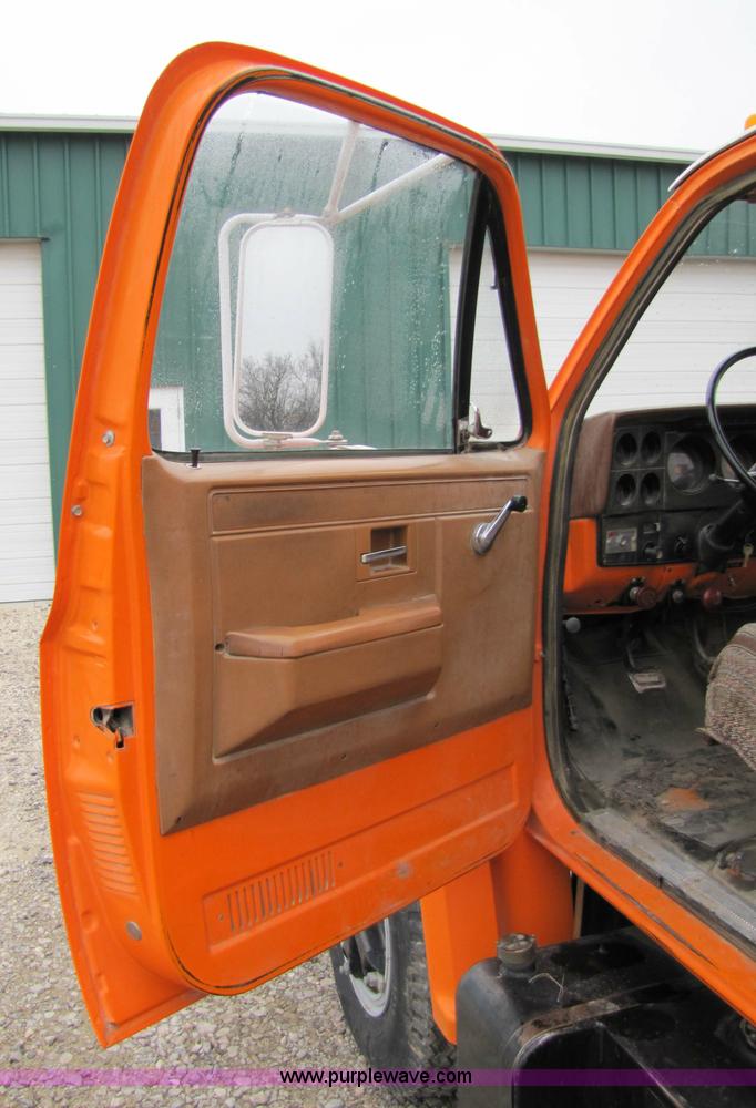 image for item 9330 1988 GMC 700 digger truck