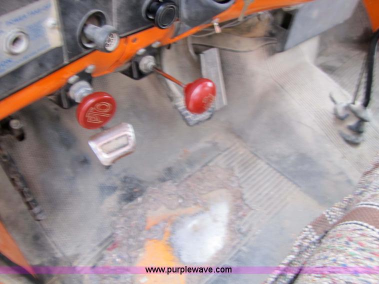 image for item 9330 1988 GMC 700 digger truck